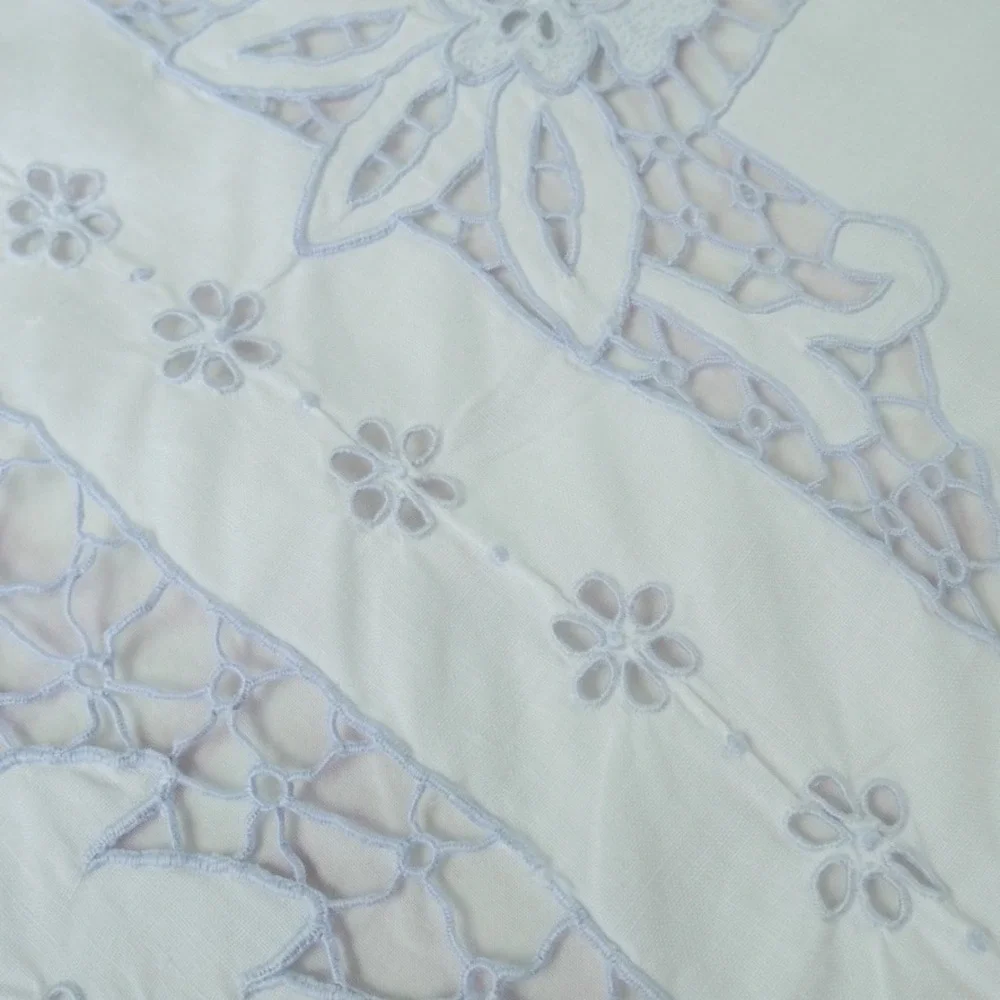 Vintage White Lace Cutwork Tablecloth Floral Madiera Embroidery Bleu White 79x64